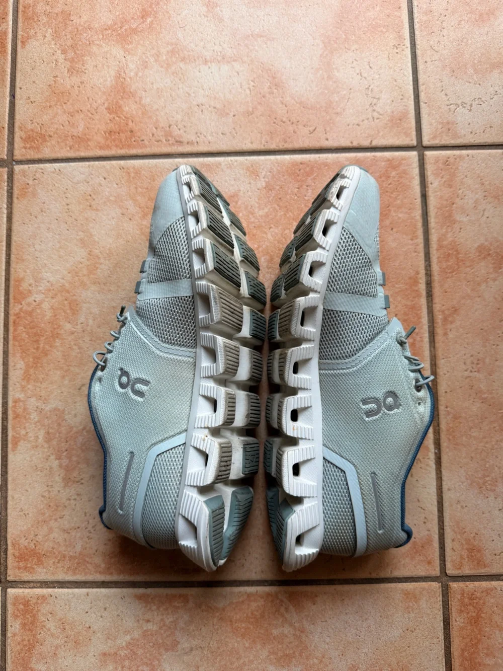 On Running Cloud shoes - Picture 3 of 5